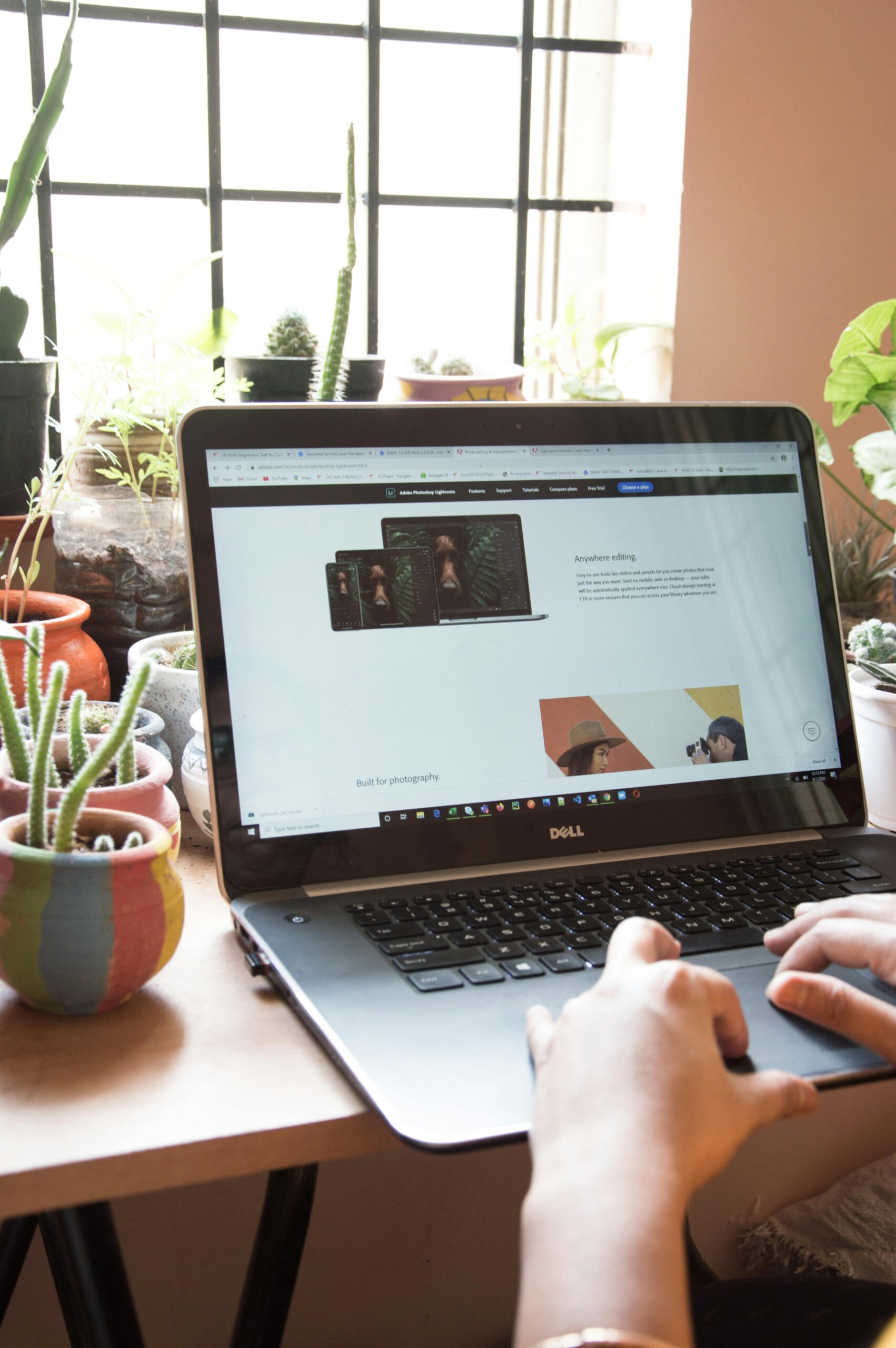 personne qui écrit sur une article de blog